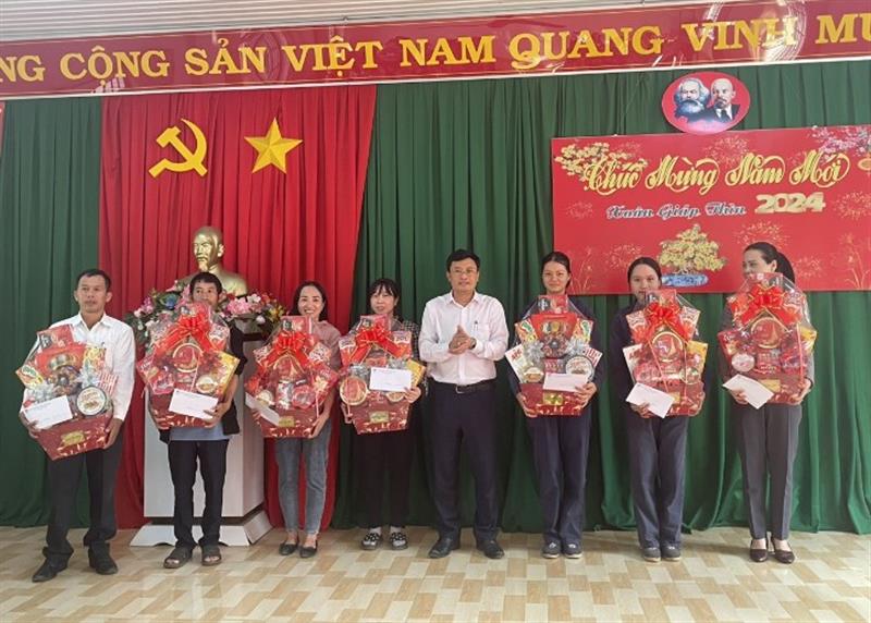 Đ/c Trương Hoài Minh- Phó bí thư Huyện ủy- Chủ tịch UBND huyện trao quà cho NLĐ