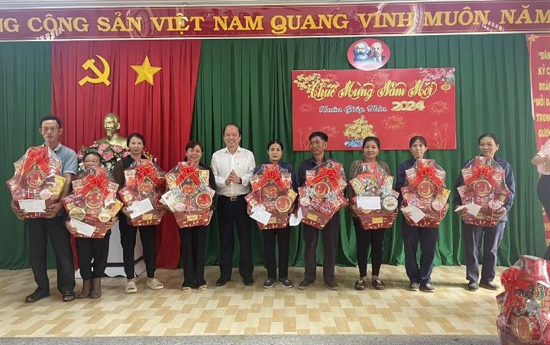 Đ/c Nguyễn Viết Vân, Bí thư Huyện ủy trao quà cho NLĐ