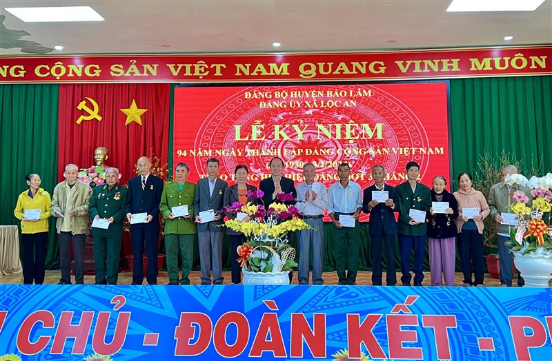 Đ/c Nguyễn Viết Vân- TUV, Bí thư Huyện uỷ tặng quà tết cho đảng viên