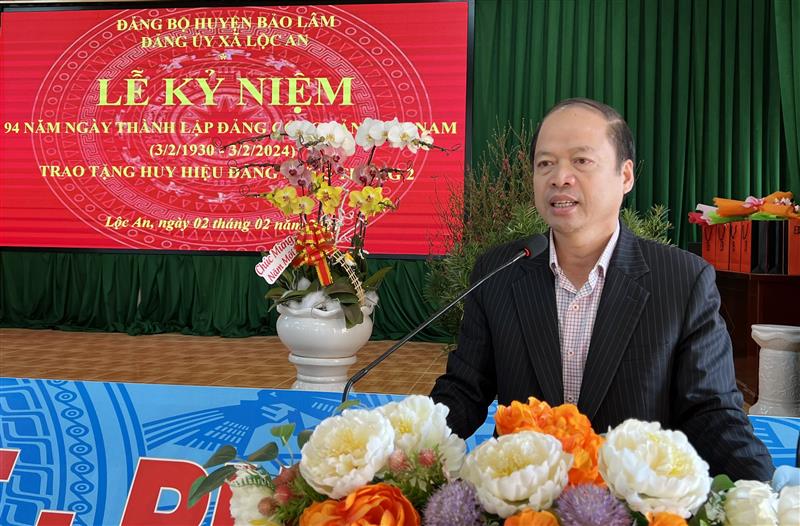 	Đ/c Nguyễn Viết Vân- TUV, Bí thư Huyện uỷ phát biểu chúc mừng các Đảng viên 