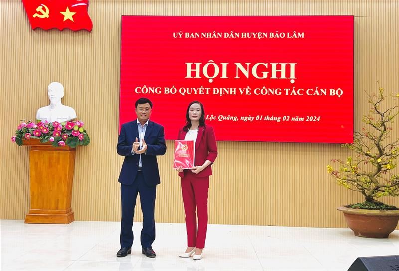 Đ/c Trương Hoài Minh – Phó Bí thư huyện uỷ - Chủ tịch UBND huyện trao quyết định tại Lộc Quảng