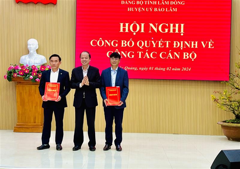 Đ/c Nguyễn Viết Vân- Tỉnh ủy viên, Bí thư Huyện ủy trao quyết định tại Lộc Quảng