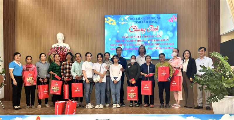 Hội LHPN tỉnh phối hợp với Hội LHPN huyện Bảo Lâm tặng quà tại các xã, thị trấn