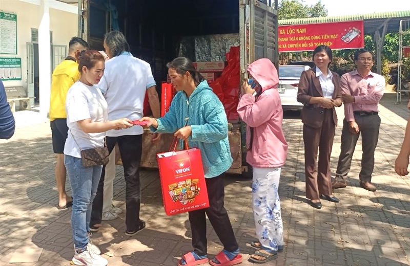 	Hội LHPN tỉnh phối hợp với Hội LHPN huyện Bảo Lâm tặng quà tại các xã, thị trấn
