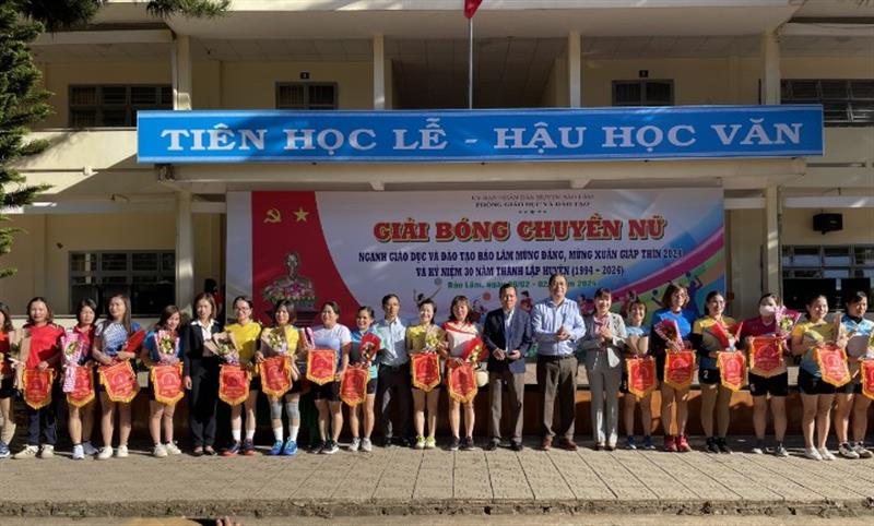 Lãnh đạo UBND huyện, Phòng Gia1o dục huyện trao cờ lưu niệm cho các đội bóng