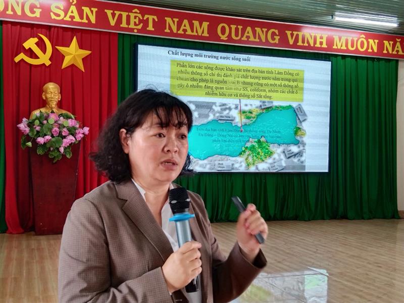 Bà Nguyễn Khánh Ngân- Chi cục Bảo vệ môi trường đang truyền đạt nội dung buổi tập huấn