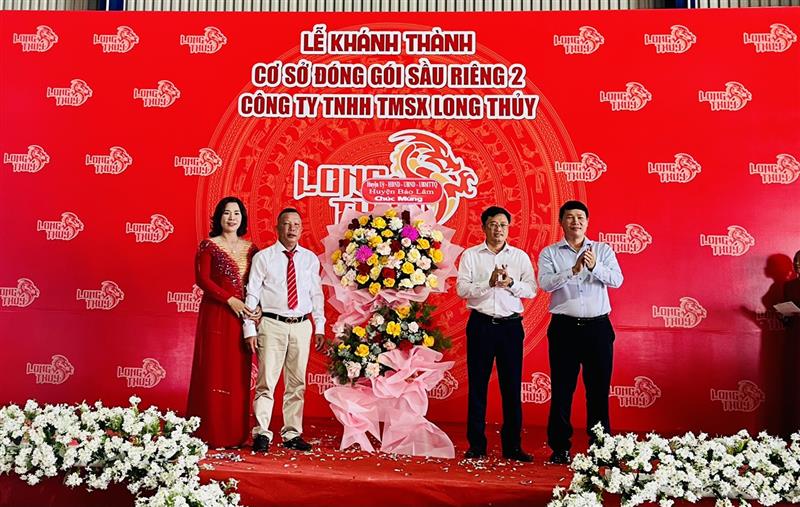 Chủ tịch UBND huyện  Trương Hoài Minh tặng hoa chúc mừng Công ty