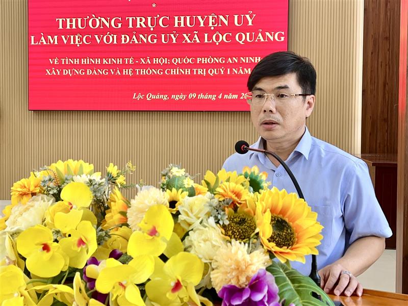 Đ/c Dương Hữu Chánh, Bí thư Đảng ủy xã Lộc Quảng báo cáo kết quả thực hiện nhiệm vụ quý 1