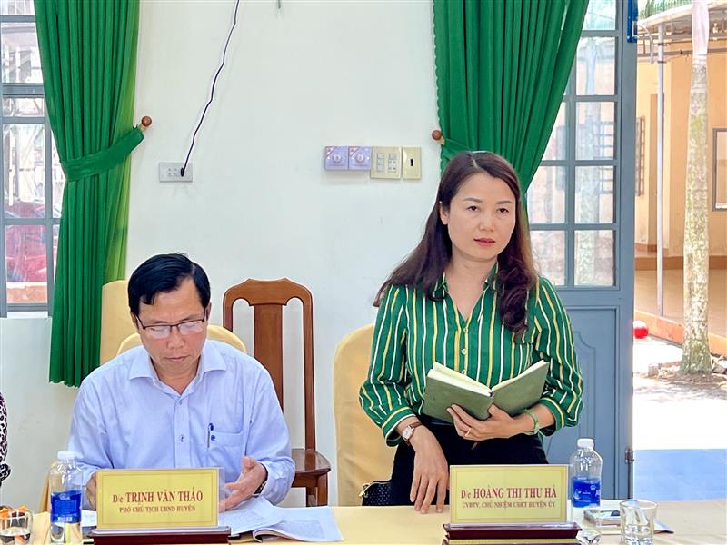 Đ/c Hoàng Thị Thu Hà, UVBTV, Chủ nhiệm UBKT phát biểu ý kiến 