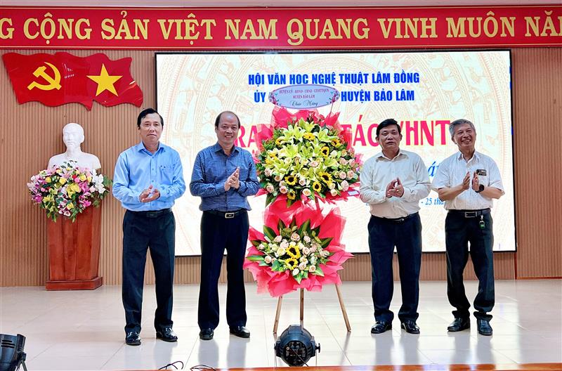 Lãnh đạo huyện tăng  hoa chúc mừng các văn nghệ sĩ tham gia trại sáng tác tại Bảo Lâm