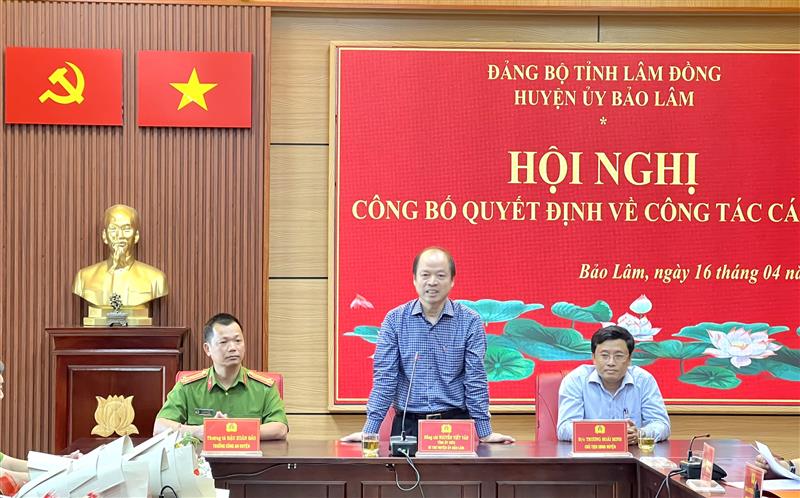  Đ/c Nguyễn Viết Vân – TUV, Bí thư Huyện uỷ  phát biểu chức mừng tại buổi lễ