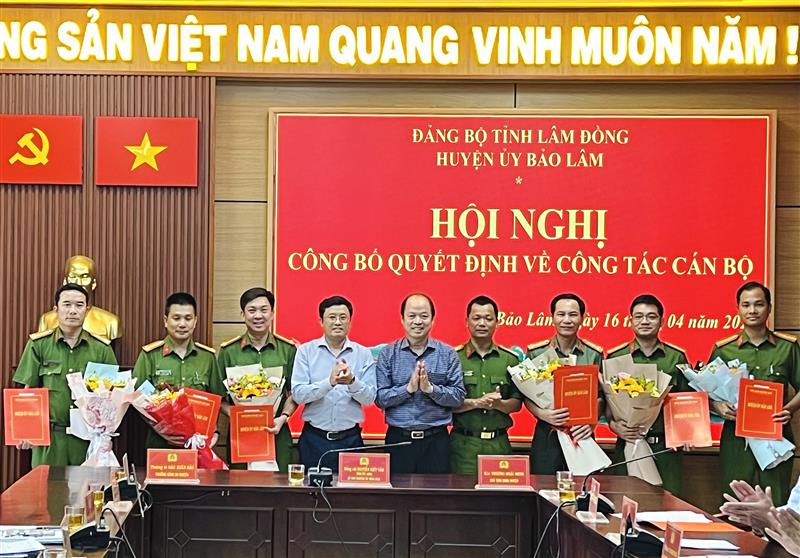 Đ/c Nguyễn Viết Vân –TUV,  Bí thư Huyện uỷ và đ/c Trương Hoài Minh- Chủ tịch UBND huyện trao quyết định cho các đồng chí