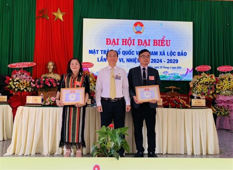Đồng chí Bùi Xuân Quý- Ủy viên ban Thường vụ Huyện ủy- Chủ tịch UBMTTQ Việt Nam huyện trao giấy khen cho các cá nhân