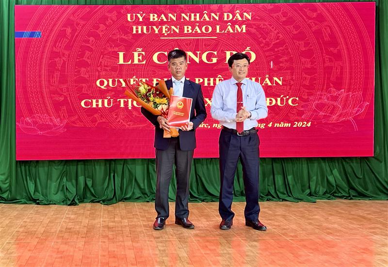 Đ/c Trương Hoài Minh – Phó Bí thư huyện uỷ - Chủ tịch UBND huyện trao quyết định cho chủ tịch UBND xã Lộc Đức 