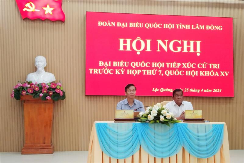 Ông Lâm Văn Đoan, Phó chủ nhiệm Ủy ban xã hội Quốc hội và ông K’Nhiễu, Ủy viên hội đồng dân tộc của Quốc Hội thuộc đoàn đại biểu Quốc hội tỉnh Lâm Đồng 
